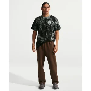 Areena Design <p><strong>Men's Nike England Football T-Shirt</strong> brings football-inspired style into match days, casual outfits, travel and gifting. Pair it with shorts, denim, cargos, track pants or a light overshirt for an easy supporter look.</p> Men's Nike England Football T-Shirt <p><strong>Men's Nike England Football T-Shirt</strong> brings football-inspired style into match days, casual outfits, travel and gifting. Pair it with shorts, denim, cargos, track pants or a light overshirt for an easy supporter look.</p>