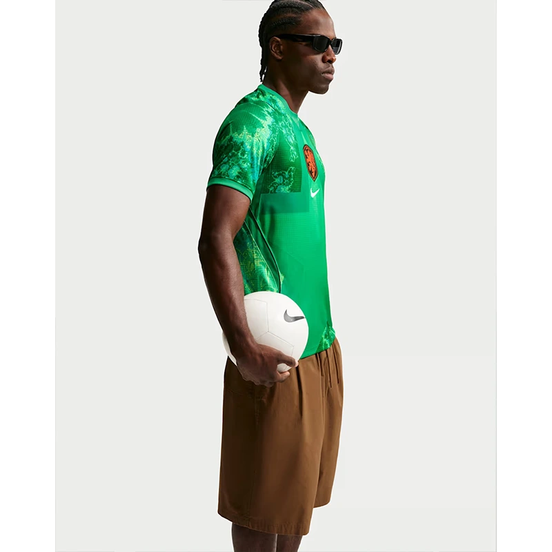Men's Nike Netherlands 2026 Stadium Goalkeeper Short-Sleeve Jersey 2 Men's Nike Netherlands 2026 Stadium Goalkeeper Short-Sleeve Jersey <p><strong>Men's Nike Netherlands 2026 Stadium Goalkeeper Short-Sleeve Jersey</strong> brings football-inspired style into match days, casual outfits, travel and gifting. Pair it with shorts, denim, cargos, track pants or a light overshirt for an easy supporter look.</p>