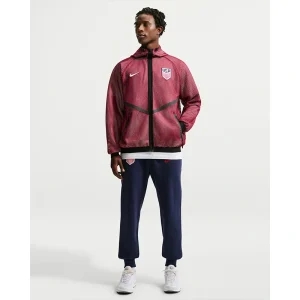 Areena Design <p><strong>Men's Nike USMNT Anthem Jacket</strong> brings football-inspired style into match days, casual outfits, travel and gifting. Pair it with denim, cargos, joggers, track pants or clean sneakers for an easy supporter look.</p> Men's Nike USMNT Anthem Jacket <p><strong>Men's Nike USMNT Anthem Jacket</strong> brings football-inspired style into match days, casual outfits, travel and gifting. Pair it with denim, cargos, joggers, track pants or clean sneakers for an easy supporter look.</p>