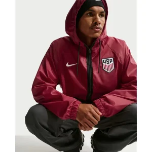 Areena Design <p><strong>Men's Nike USMNT Dri-FIT Anthem Jacket</strong> brings football-inspired style into match days, casual outfits, travel and gifting. Pair it with denim, cargos, joggers, track pants or clean sneakers for an easy supporter look.</p> Men's Nike USMNT Dri-FIT Anthem Jacket <p><strong>Men's Nike USMNT Dri-FIT Anthem Jacket</strong> brings football-inspired style into match days, casual outfits, travel and gifting. Pair it with denim, cargos, joggers, track pants or clean sneakers for an easy supporter look.</p>