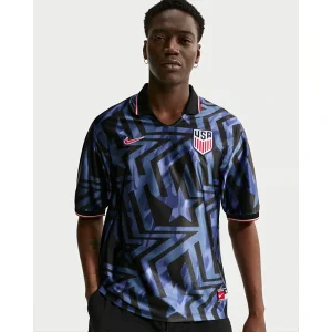 Areena Design <p><strong>Men's Nike USMNT Energy Short-Sleeve Top</strong> brings football-inspired style into match days, casual outfits, travel and gifting. Pair it with jeans, shorts, cargos, joggers or sneakers for an easy supporter look.</p> Men's Nike USMNT Energy Short-Sleeve Top <p><strong>Men's Nike USMNT Energy Short-Sleeve Top</strong> brings football-inspired style into match days, casual outfits, travel and gifting. Pair it with jeans, shorts, cargos, joggers or sneakers for an easy supporter look.</p>