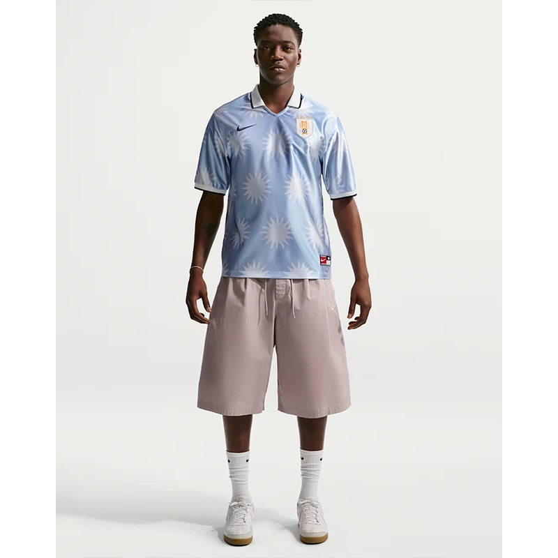 Men's Nike Uruguay Energy Short-Sleeve Top 1 Men's Nike Uruguay Energy Short-Sleeve Top <p><strong>Men's Nike Uruguay Energy Short-Sleeve Top</strong> brings football-inspired style into match days, casual outfits, travel and gifting. Pair it with jeans, shorts, cargos, joggers or sneakers for an easy supporter look.</p>
