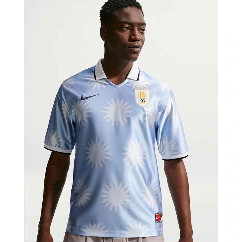 Men's Nike Uruguay Energy Short-Sleeve Top 2 Men's Nike Uruguay Energy Short-Sleeve Top <p><strong>Men's Nike Uruguay Energy Short-Sleeve Top</strong> brings football-inspired style into match days, casual outfits, travel and gifting. Pair it with jeans, shorts, cargos, joggers or sneakers for an easy supporter look.</p>