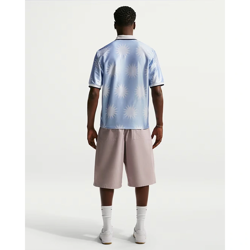 Men's Nike Uruguay Energy Short-Sleeve Top Men's Nike Uruguay Energy Short-Sleeve Top <p><strong>Men's Nike Uruguay Energy Short-Sleeve Top</strong> brings football-inspired style into match days, casual outfits, travel and gifting. Pair it with jeans, shorts, cargos, joggers or sneakers for an easy supporter look.</p>