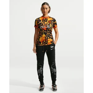 Areena Design <p>Netherlands x Patta Short-Sleeve Football Top adds an easy everyday top to your wardrobe with clean, versatile styling. It is ideal for casual outfits, training-inspired looks, layered streetwear, and warm-weather styling.</p> Netherlands x Patta Short-Sleeve Football Top <p>Netherlands x Patta Short-Sleeve Football Top adds an easy everyday top to your wardrobe with clean, versatile styling. It is ideal for casual outfits, training-inspired looks, layered streetwear, and warm-weather styling.</p>