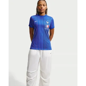 Areena Design <p>Nike France x Jacquemus Short-Sleeve Top adds an easy everyday top to your wardrobe with clean, versatile styling. It is ideal for casual outfits, training-inspired looks, layered streetwear, and warm-weather styling.</p> Nike France x Jacquemus Short-Sleeve Top <p>Nike France x Jacquemus Short-Sleeve Top adds an easy everyday top to your wardrobe with clean, versatile styling. It is ideal for casual outfits, training-inspired looks, layered streetwear, and warm-weather styling.</p>