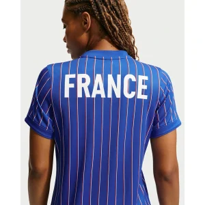 Areena Design <p>Nike France x Jacquemus Short-Sleeve Top adds an easy everyday top to your wardrobe with clean, versatile styling. It is ideal for casual outfits, training-inspired looks, layered streetwear, and warm-weather styling.</p> Nike France x Jacquemus Short-Sleeve Top <p>Nike France x Jacquemus Short-Sleeve Top adds an easy everyday top to your wardrobe with clean, versatile styling. It is ideal for casual outfits, training-inspired looks, layered streetwear, and warm-weather styling.</p>
