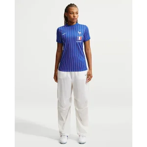 Areena Design <p>Nike France x Jacquemus Short-Sleeve Top adds an easy everyday top to your wardrobe with clean, versatile styling. It is ideal for casual outfits, training-inspired looks, layered streetwear, and warm-weather styling.</p> Nike France x Jacquemus Short-Sleeve Top <p>Nike France x Jacquemus Short-Sleeve Top adds an easy everyday top to your wardrobe with clean, versatile styling. It is ideal for casual outfits, training-inspired looks, layered streetwear, and warm-weather styling.</p>