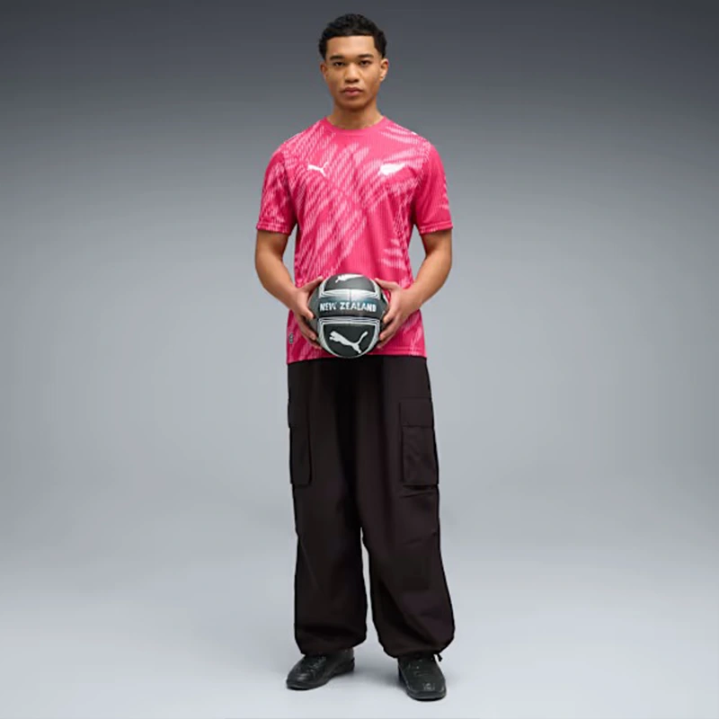 Puma x Portugal x Salehe Bembury KING Polo 11 Puma x New Zealand x Salehe Bembury Goalkeeper Jersey <p><strong>Puma x New Zealand x Salehe Bembury Goalkeeper Jersey</strong> brings football-inspired style into match days, casual outfits, travel and gifting. Pair it with shorts, denim, cargos, track pants or a light overshirt for an easy supporter look.</p>