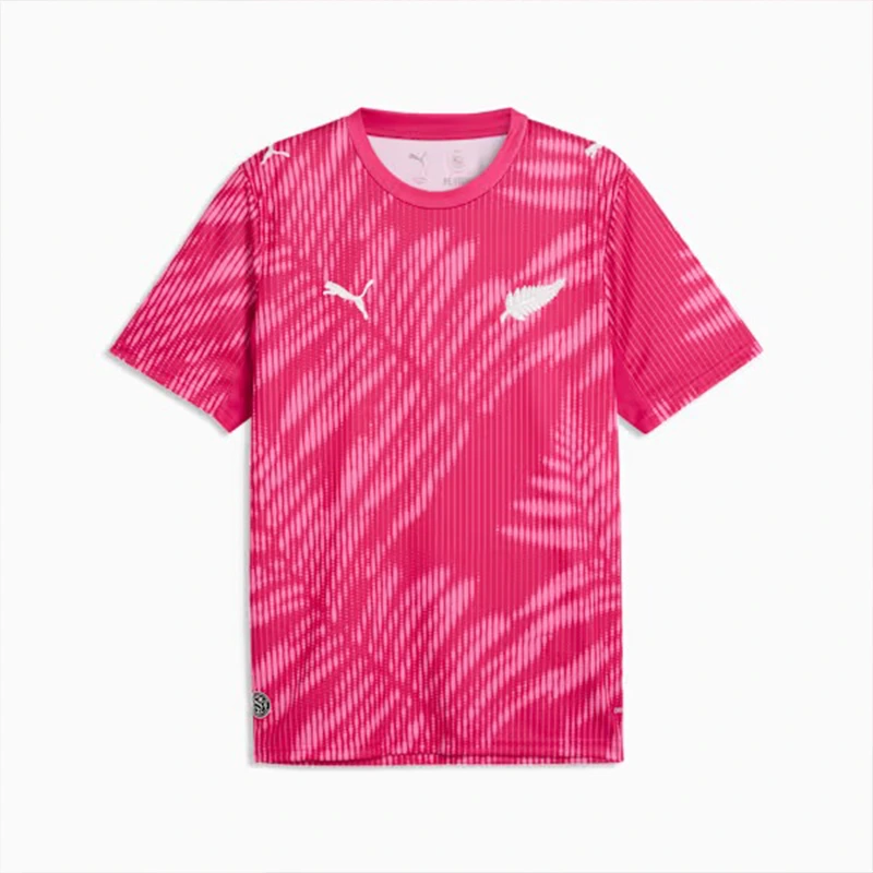 Puma x Portugal x Salehe Bembury KING Polo 8 Puma x New Zealand x Salehe Bembury Goalkeeper Jersey <p><strong>Puma x New Zealand x Salehe Bembury Goalkeeper Jersey</strong> brings football-inspired style into match days, casual outfits, travel and gifting. Pair it with shorts, denim, cargos, track pants or a light overshirt for an easy supporter look.</p>