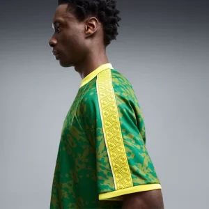 Areena Design <p><strong>Puma x Senegal x Salehe Bembury Goalkeeper Jersey</strong> brings football-inspired style into match days, casual outfits, travel and gifting. Pair it with shorts, denim, cargos, track pants or a light overshirt for an easy supporter look.</p> Puma x Senegal x Salehe Bembury Goalkeeper Jersey <p><strong>Puma x Senegal x Salehe Bembury Goalkeeper Jersey</strong> brings football-inspired style into match days, casual outfits, travel and gifting. Pair it with shorts, denim, cargos, track pants or a light overshirt for an easy supporter look.</p>