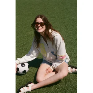Areena Design <p><strong>Tombolo FIFA World Cup 2026 Lady Liberty Cabana Long Sleeves Jacket</strong> brings football-inspired style into match days, casual outfits, travel and gifting. Pair it with denim, cargos, joggers, track pants or clean sneakers for an easy supporter look.</p> Tombolo FIFA World Cup 2026 Lady Liberty Cabana Long Sleeves Jacket <p><strong>Tombolo FIFA World Cup 2026 Lady Liberty Cabana Long Sleeves Jacket</strong> brings football-inspired style into match days, casual outfits, travel and gifting. Pair it with denim, cargos, joggers, track pants or clean sneakers for an easy supporter look.</p>