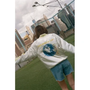 Areena Design <p><strong>Tombolo FIFA World Cup 2026 Lady Liberty Souvenir Jacket</strong> brings football-inspired style into match days, casual outfits, travel and gifting. Pair it with denim, cargos, joggers, track pants or clean sneakers for an easy supporter look.</p> Tombolo FIFA World Cup 2026 Lady Liberty Souvenir Jacket <p><strong>Tombolo FIFA World Cup 2026 Lady Liberty Souvenir Jacket</strong> brings football-inspired style into match days, casual outfits, travel and gifting. Pair it with denim, cargos, joggers, track pants or clean sneakers for an easy supporter look.</p>