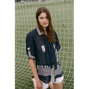 Areena Design <p><strong>Tombolo FIFA World Cup 2026 Stars and Stripes Zipper Shirt</strong> brings football-inspired style into match days, casual outfits, travel and gifting. Pair it with shorts, denim, cargos, track pants or a light overshirt for an easy supporter look.</p> Tombolo FIFA World Cup 2026 Stars and Stripes Zipper Shirt <p><strong>Tombolo FIFA World Cup 2026 Stars and Stripes Zipper Shirt</strong> brings football-inspired style into match days, casual outfits, travel and gifting. Pair it with shorts, denim, cargos, track pants or a light overshirt for an easy supporter look.</p>