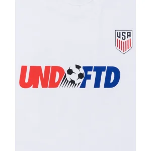 Areena Design <p>UNDEFEATED X US SOCCER LOGO T-SHIRT delivers graphic fan style with easy everyday wearability, inspired by U.S. Soccer supporter culture. A versatile t-shirt for match days, streetwear looks, travel and everyday casual wear.</p> UNDEFEATED X US SOCCER LOGO T-SHIRT <p>UNDEFEATED X US SOCCER LOGO T-SHIRT delivers graphic fan style with easy everyday wearability, inspired by U.S. Soccer supporter culture. A versatile t-shirt for match days, streetwear looks, travel and everyday casual wear.</p>