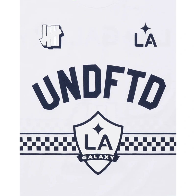 UNDEFEATED X USSF X MLS LA GALAXY WHITE TEE UNDEFEATED X USSF X MLS LA GALAXY WHITE TEE <p>UNDEFEATED X USSF X MLS LA GALAXY WHITE TEE delivers graphic fan style with easy everyday wearability, inspired by U.S. Soccer federation culture and LA Galaxy supporter culture. A versatile tee for match days, streetwear looks, travel and everyday casual wear.</p>