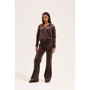 Areena Design <p>Vintage Juicy Couture Tracksuit delivers a coordinated casual look with easy streetwear styling, relaxed comfort, and versatile outfit appeal for travel, lounge days, or everyday wear.</p> Vintage Juicy Couture Tracksuit <p>Vintage Juicy Couture Tracksuit delivers a coordinated casual look with easy streetwear styling, relaxed comfort, and versatile outfit appeal for travel, lounge days, or everyday wear.</p>