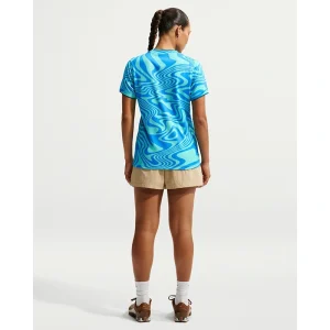 Areena Design <p><strong>Women's Nike Brazil Pre-Match Short-Sleeve Top</strong> brings football-inspired style into match days, casual outfits, travel and gifting. Pair it with jeans, shorts, cargos, joggers or sneakers for an easy supporter look.</p> Women's Nike Brazil Pre-Match Short-Sleeve Top <p><strong>Women's Nike Brazil Pre-Match Short-Sleeve Top</strong> brings football-inspired style into match days, casual outfits, travel and gifting. Pair it with jeans, shorts, cargos, joggers or sneakers for an easy supporter look.</p>