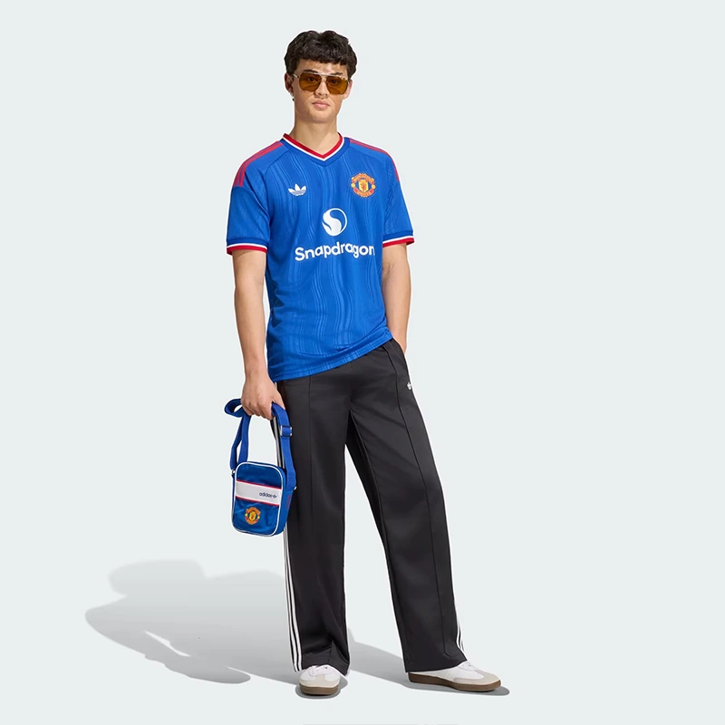 Adidas Manchester United 26-27 Away Jersey 4 Adidas Manchester United 26/27 Away Jersey <p><strong>Adidas Manchester United 26/27 Away Jersey</strong> delivers a sport-inspired jersey look for game-day outfits, fan styling, casual wear, and sports-themed events. Its distinctive design offers team-inspired appeal, easy casual pairing, and energetic visual identity, making it a strong choice for personal wardrobes, collections, or gifting.</p>