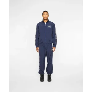 Areena Design <p><strong>Billionaire Boys Club x New York Yankees Nylon Windbreaker</strong> delivers a sport-inspired windbreaker look for travel, casual layering, outdoor styling, and athleisure outfits. Its distinctive design offers easy layering, practical outfit flexibility, and modern sporty appeal, making it a strong choice for personal wardrobes, collections, or gifting.</p> Billionaire Boys Club x New York Yankees Nylon Windbreaker <p><strong>Billionaire Boys Club x New York Yankees Nylon Windbreaker</strong> delivers a sport-inspired windbreaker look for travel, casual layering, outdoor styling, and athleisure outfits. Its distinctive design offers easy layering, practical outfit flexibility, and modern sporty appeal, making it a strong choice for personal wardrobes, collections, or gifting.</p>