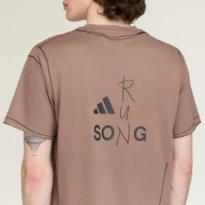Areena Design <p><strong>Men's Adidas x Song For The Mute adi365 Running Unitefit Trace Brown T-Shirt</strong> delivers a versatile shirt look for casual outfits, smart-casual looks, travel, and everyday styling. Its distinctive design offers easy outfit coordination, flexible wear, and distinctive visual appeal, making it a strong choice for personal wardrobes, collections, or gifting.</p> Men's Adidas x Song For The Mute adi365 Running Unitefit Trace Brown T-Shirt <p><strong>Men's Adidas x Song For The Mute adi365 Running Unitefit Trace Brown T-Shirt</strong> delivers a versatile shirt look for casual outfits, smart-casual looks, travel, and everyday styling. Its distinctive design offers easy outfit coordination, flexible wear, and distinctive visual appeal, making it a strong choice for personal wardrobes, collections, or gifting.</p>