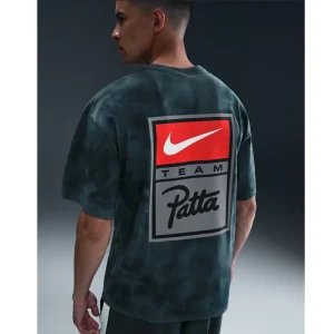Areena Design <p><strong>Nike x Patta Men's Squadron Blue T-Shirt</strong> delivers a versatile shirt look for casual outfits, smart-casual looks, travel, and everyday styling. Its distinctive design offers easy outfit coordination, flexible wear, and distinctive visual appeal, making it a strong choice for personal wardrobes, collections, or gifting.</p> Nike x Patta Men's Squadron Blue T-Shirt <p><strong>Nike x Patta Men's Squadron Blue T-Shirt</strong> delivers a versatile shirt look for casual outfits, smart-casual looks, travel, and everyday styling. Its distinctive design offers easy outfit coordination, flexible wear, and distinctive visual appeal, making it a strong choice for personal wardrobes, collections, or gifting.</p>