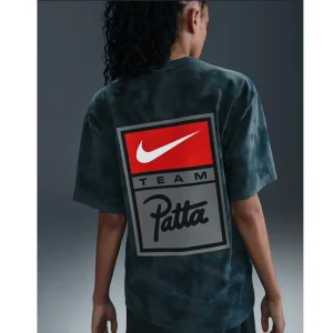 Areena Design <p><strong>Nike x Patta Men's Squadron Blue T-Shirt</strong> delivers a versatile shirt look for casual outfits, smart-casual looks, travel, and everyday styling. Its distinctive design offers easy outfit coordination, flexible wear, and distinctive visual appeal, making it a strong choice for personal wardrobes, collections, or gifting.</p> Nike x Patta Men's Squadron Blue T-Shirt <p><strong>Nike x Patta Men's Squadron Blue T-Shirt</strong> delivers a versatile shirt look for casual outfits, smart-casual looks, travel, and everyday styling. Its distinctive design offers easy outfit coordination, flexible wear, and distinctive visual appeal, making it a strong choice for personal wardrobes, collections, or gifting.</p>