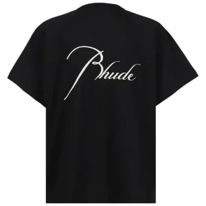 Areena Design <p><strong>Rhude Classique Raglan T-Shirt</strong> delivers a versatile shirt look for casual outfits, smart-casual looks, travel, and everyday styling. Its distinctive design offers easy outfit coordination, flexible wear, and distinctive visual appeal, making it a strong choice for personal wardrobes, collections, or gifting.</p> Rhude Classique Raglan T-Shirt <p><strong>Rhude Classique Raglan T-Shirt</strong> delivers a versatile shirt look for casual outfits, smart-casual looks, travel, and everyday styling. Its distinctive design offers easy outfit coordination, flexible wear, and distinctive visual appeal, making it a strong choice for personal wardrobes, collections, or gifting.</p>