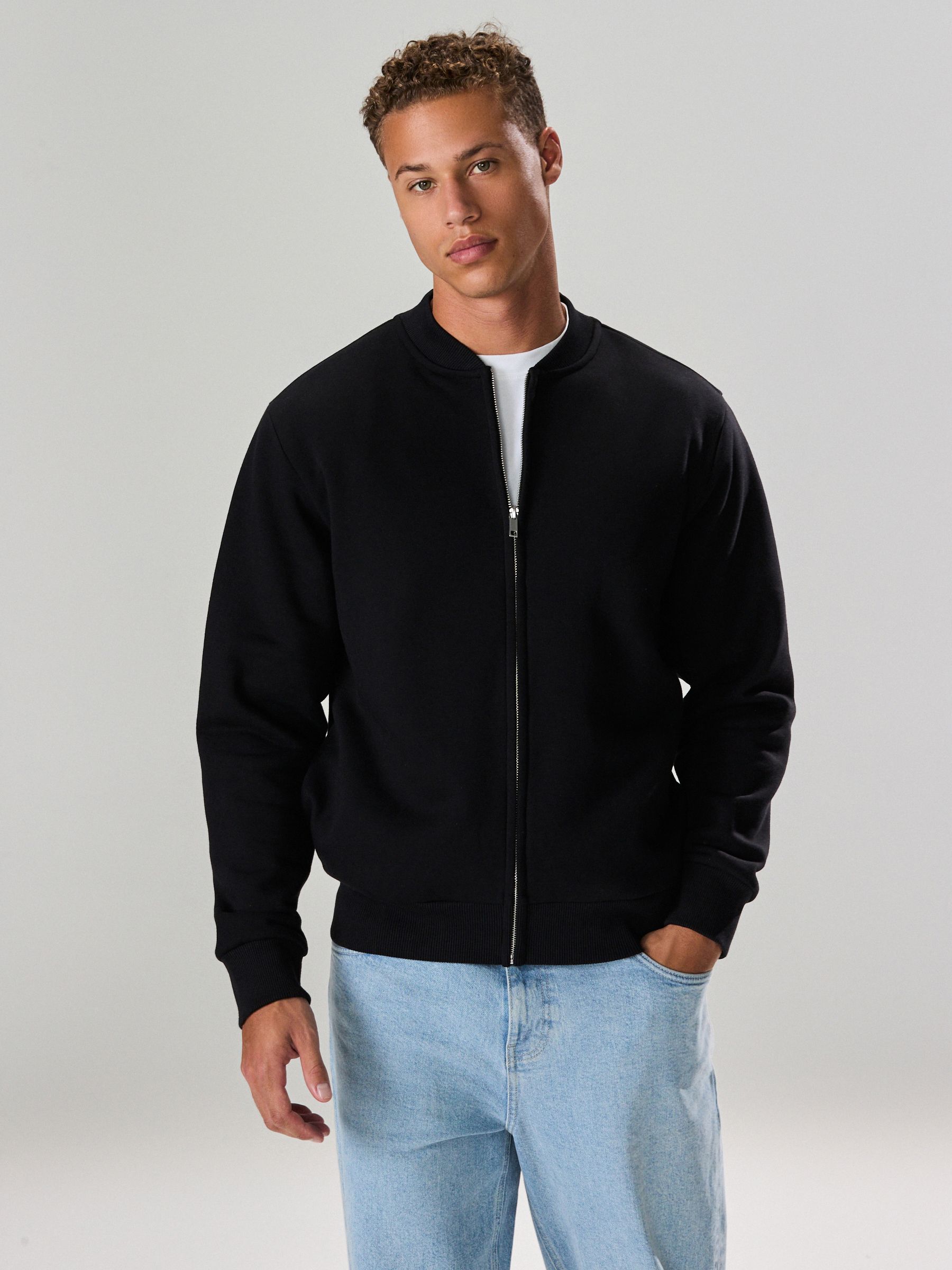 F70019s.jpg Test Adidas SPZL Merkland Jacket <p>Show your connection to Adidas SPZL with the Adidas SPZL Merkland Jacket. This classic jacket brings a bold, fan-inspired identity to match days, travel, and casual outfits while remaining easy to coordinate with everyday wardrobe basics.</p>