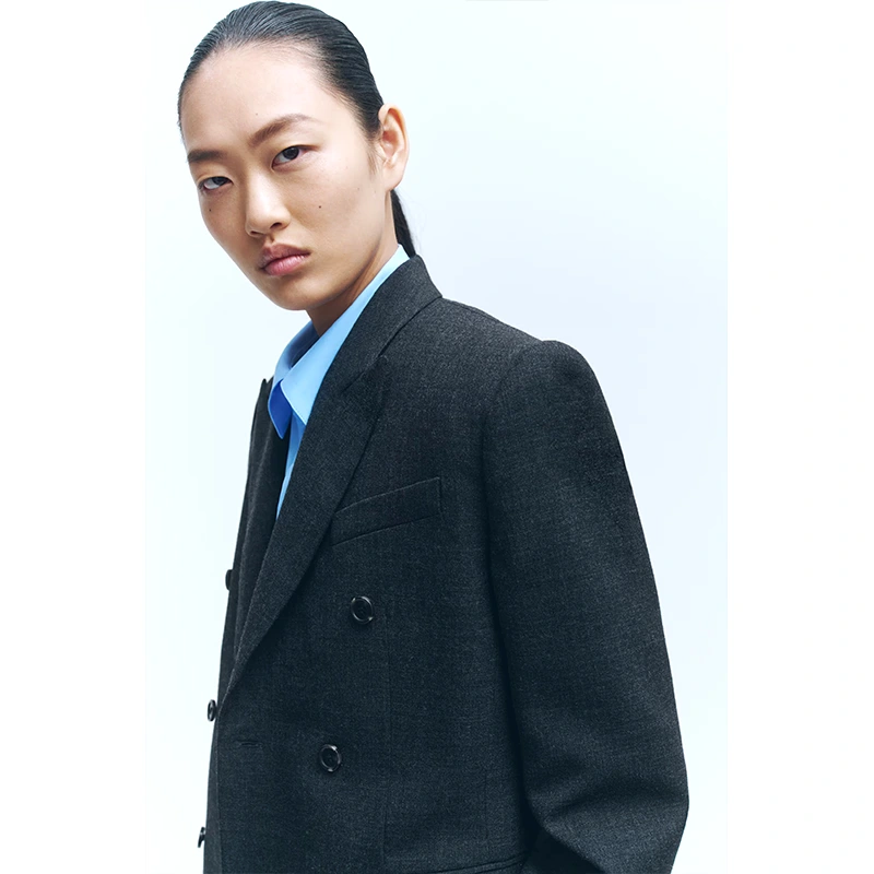 WARDROBE.NYC H&M Double-Breasted Wool Blazer 3 WARDROBE.NYC H&M Double-Breasted Wool Blazer <p>Upgrade your wardrobe with the <strong>WARDROBE.NYC H&M Double-Breasted Wool Blazer</strong>, featuring a refined tailored look that suits smart-casual styling, occasions, modern layering, and distinctive fashion outfits.</p>