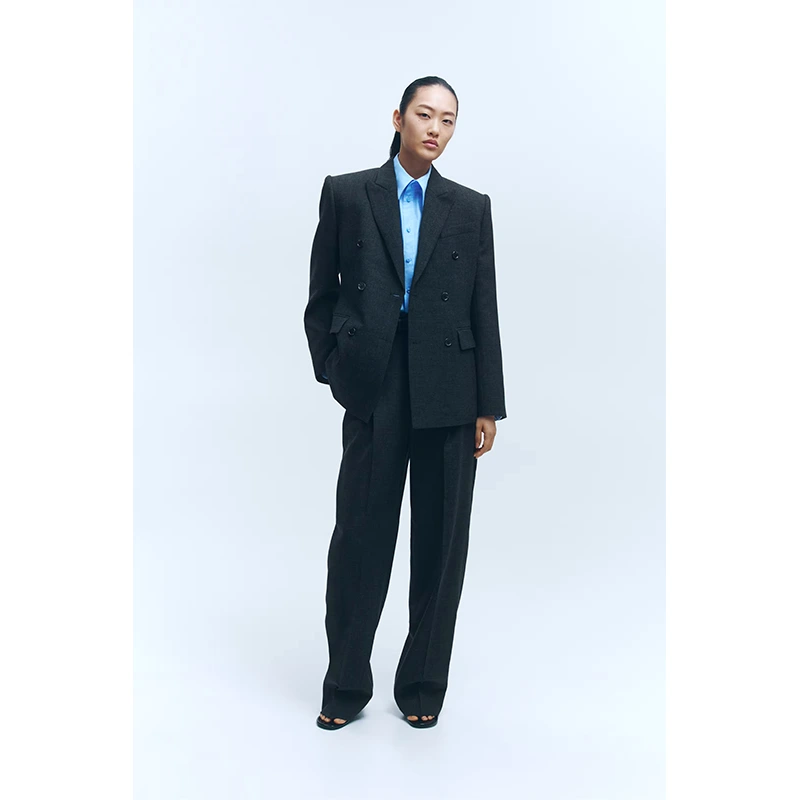 WARDROBE.NYC H&M Double-Breasted Wool Blazer 6 WARDROBE.NYC H&M Double-Breasted Wool Blazer <p>Upgrade your wardrobe with the <strong>WARDROBE.NYC H&M Double-Breasted Wool Blazer</strong>, featuring a refined tailored look that suits smart-casual styling, occasions, modern layering, and distinctive fashion outfits.</p>