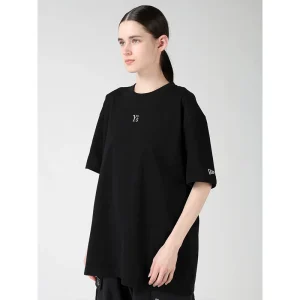 Areena Design <p>Shop the <strong>Y's x New Era Short Sleeve Black Cotton Tee</strong>, a standout T-shirt style for casual wear and street-inspired outfits. Ideal for everyday styling, layered looks, fan fashion, and statement wardrobes.</p> Y's x New Era Short Sleeve Black Cotton Tee <p>Shop the <strong>Y's x New Era Short Sleeve Black Cotton Tee</strong>, a standout T-shirt style for casual wear and street-inspired outfits. Ideal for everyday styling, layered looks, fan fashion, and statement wardrobes.</p>