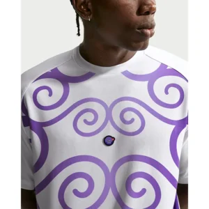 Areena Design <p>Upgrade your streetwear and fanwear rotation with the <strong>Nike x One Piece Graphic T-Shirt</strong>, a graphic T-shirt designed for a bold, modern look and easy everyday styling.</p><ul><li>Distinctive Nike x One Piece Graphic T-Shirt inspired design</li><li>Versatile choice for casual wear, game day, events, or street style</li><li>Ideal for fans and collectors looking for standout apparel</li></ul> Men's Nike x One Piece Short-Sleeve Jersey