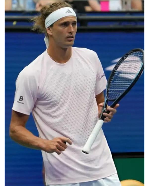Alexander-Zverev-2026-US-Open-Day-05-Pink-T-Shirt-1 Alexander Zverev 2026 US Open Day 5 T-Shirt <strong>Product Specifications:</strong> <ul> <li>Material: Polyester</li> <li>Collar: Round Neck</li> <li>Sleeves: Short Sleeves</li> <li>Hem: Straight Athletic Hem</li> <li>Closure: Pullover</li> <li>Color: Pale Pink</li> </ul>