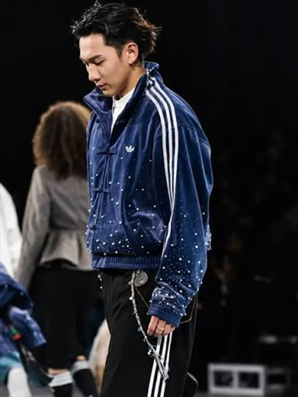 CNY-rhinestone-jacket Chinese New Year Rhinestone Jacket <ul> <li><strong>Material: Suede Leather </strong></li> <li>Closure: Toggle Style</li> <li>Collar: Stand Up Style</li> <li><strong>Color: Blue</strong></li> </ul>