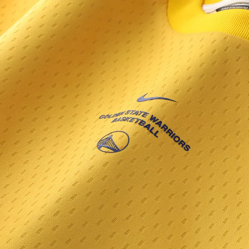 NBA x Nike Golden State Warriors Gold 2026 Long Sleeve T-Shirt 4 NBA x Nike Golden State Warriors Gold 2026 Standard Issue Practice Long Sleeve T-Shirt <p>Show your team pride in this Yellow Fleece T-shirt. Soft, versatile, and easy to style, it brings comfortable team spirit to game days, casual weekends, travel, and everyday layering with a polished athletic finish.</p>