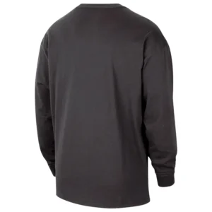 Areena Design <p>Shop the Nike x NBA Boston Celtics 2026 Standard Issue Long Sleeve T-Shirt in Black Cotton, made for comfortable everyday wear, easy layering, game days, tra Nike x NBA Boston Celtics 2026 Standard Issue Long Sleeve T-Shirt