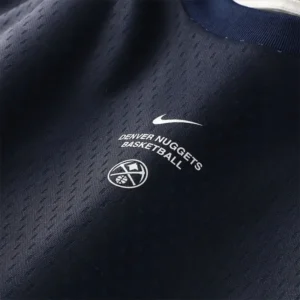 Areena Design <p>Shop the Nike x NBA Denver Nuggets 2026 Standard Issue Long Sleeve T-Shirt in Navy Fleece, made for comfortable everyday wear, easy layering, game days, tra Nike x NBA Denver Nuggets 2026 Standard Issue Long Sleeve T-Shirt