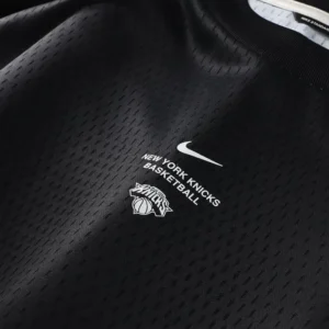 Areena Design <p>Shop the Nike x NBA New York Knicks 2026 Standard Issue Long Sleeve T-Shirt in Black Fleece, made for comfortable everyday wear, easy layering, game days, t Nike x NBA New York Knicks 2026 Standard Issue Long Sleeve T-Shirt