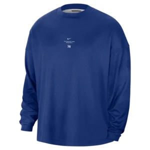 Areena Design <p>Shop the Nike x NBA Philadelphia 76ers 2026 Standard Issue Long Sleeve T-Shirt in Royal Fleece, made for comfortable everyday wear, easy layering, game days Nike x NBA Philadelphia 76ers 2026 Standard Issue Long Sleeve T-Shirt