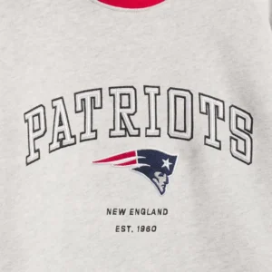 Areena Design <p>Show your team pride in this Heather Gray Fleece sweatshirt. Soft, versatile, and easy to style, it brings comfortable team spirit to game days, casual weekends, travel, and everyday layering with a polished athletic finish.</p> Off Season x NFL New England Patriots Mock Neck Sweatshirt