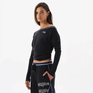 Areena Design <p>Show your team pride in this Black Fleece top. Soft, versatile, and easy to style, it brings comfortable team spirit to game days, casual weekends, travel, and everyday layering with a polished athletic finish.</p> Off Season x NFL New England Patriots Off The Shoulder Long Sleeve Top