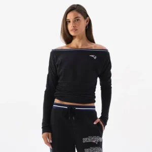 Areena Design <p>Show your team pride in this Black Fleece top. Soft, versatile, and easy to style, it brings comfortable team spirit to game days, casual weekends, travel, and everyday layering with a polished athletic finish.</p> Off Season x NFL New England Patriots Off The Shoulder Long Sleeve Top